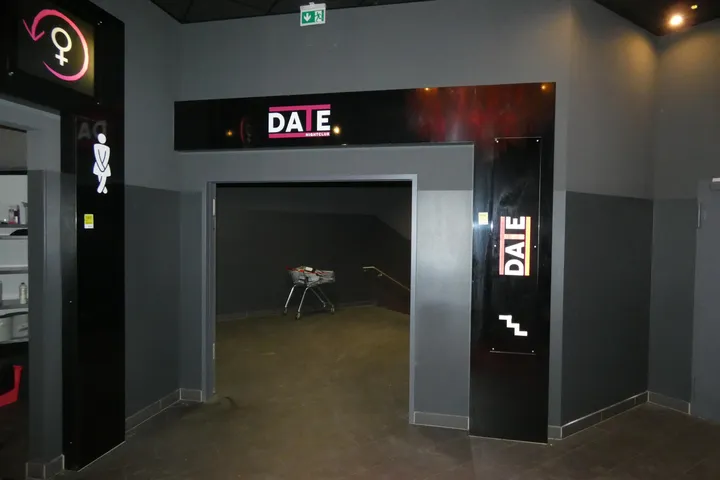 Wandverkleidung mit Logo Date Nightclub Maße in cm ca. 283 x 330